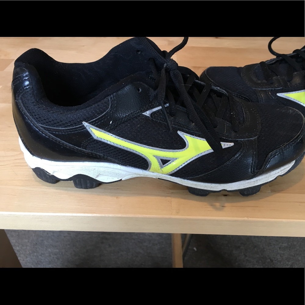 Mizuno women's cleats.